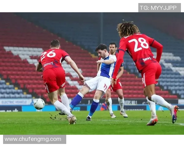 足球巨星精准长传瞬间展现实力与团队配合的完美结合