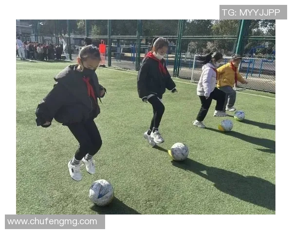 足球星随意踢展现豪情似舞动绿茵赛场激情无限梦想起航